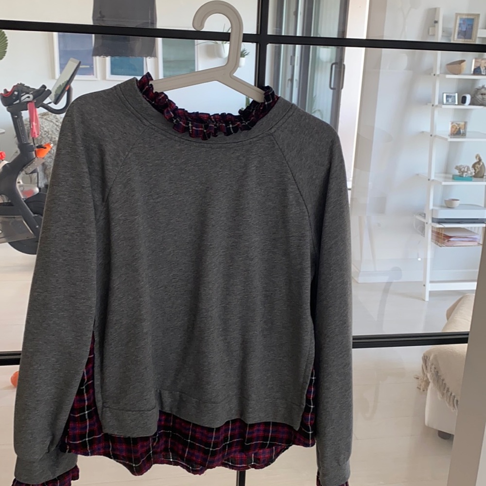 Grey sweatshirt with ruffled collar